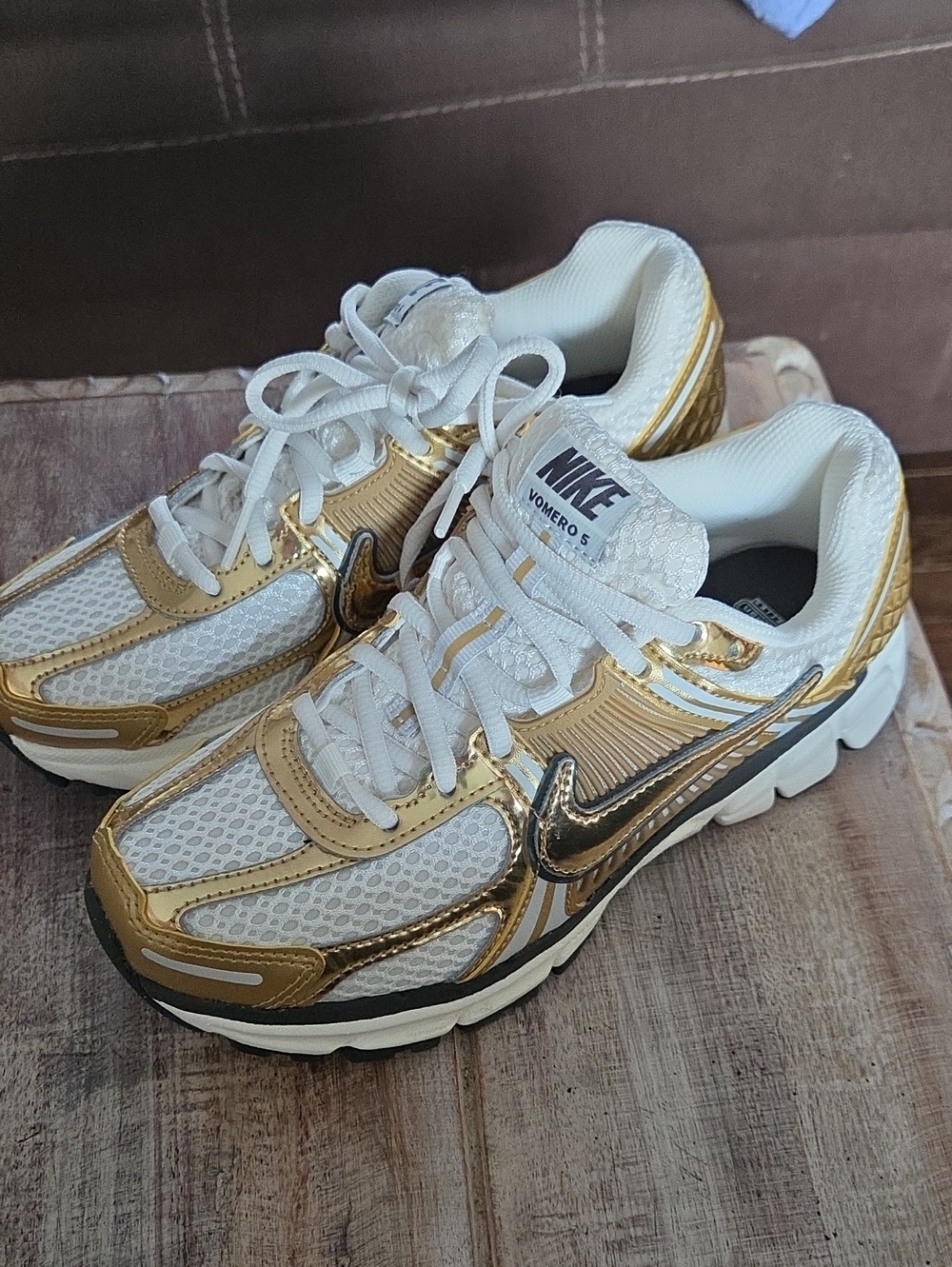 Nike White and Gold Metallic Running Sneakers womems size 7 BN